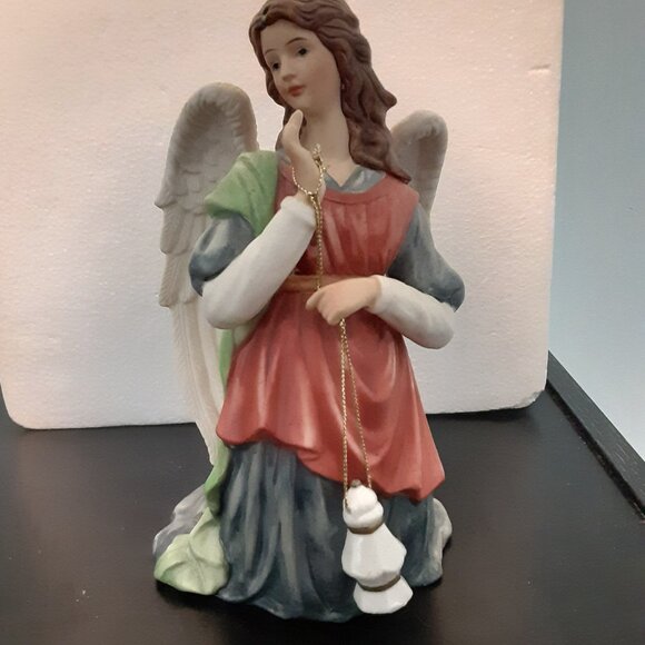 Grandeur Noel Nativity Angels (2-Piece Porcelain Figurines) - Picture 10 of 16